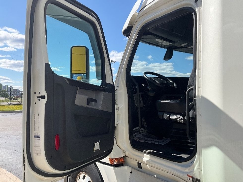 Sleeper Tractor-Heavy Duty Tractors-Freightliner-2019-T12664ST-Cambridge-ON-1,096,654\n\t\tkm-$ 66,500 - Image 9