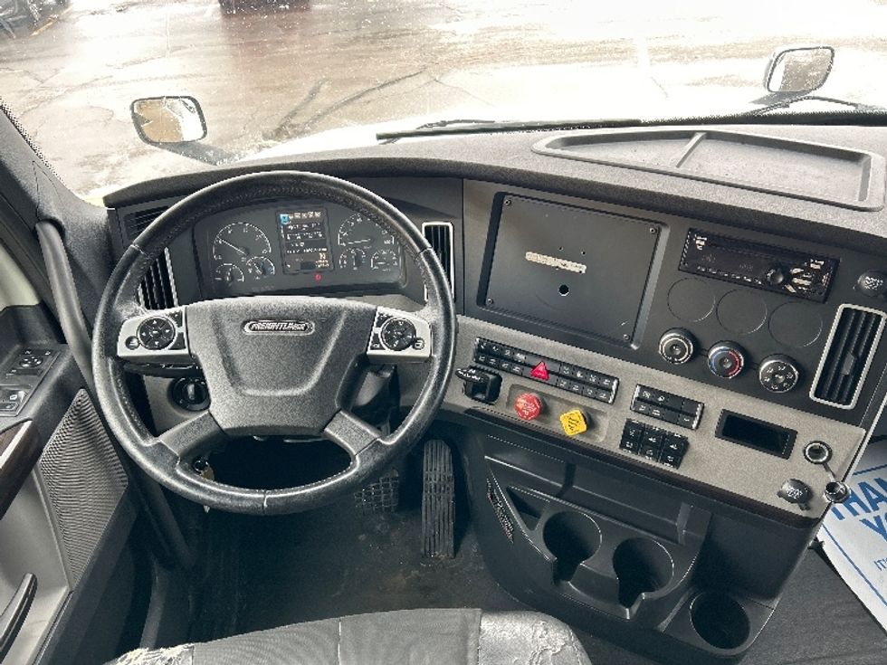 Sleeper Tractor-Heavy Duty Tractors-Freightliner-2019-T12664ST-Cambridge-ON-1,097,764\n\t\tkm-$ 55,500 - Image 11