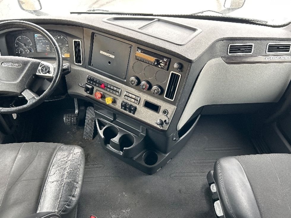 Sleeper Tractor-Heavy Duty Tractors-Freightliner-2019-T12664ST-Cambridge-ON-1,097,764\n\t\tkm-$ 55,500 - Image 12