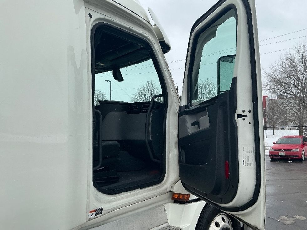 Sleeper Tractor-Heavy Duty Tractors-Freightliner-2019-T12664ST-Cambridge-ON-1,097,764\n\t\tkm-$ 55,500 - Image 13