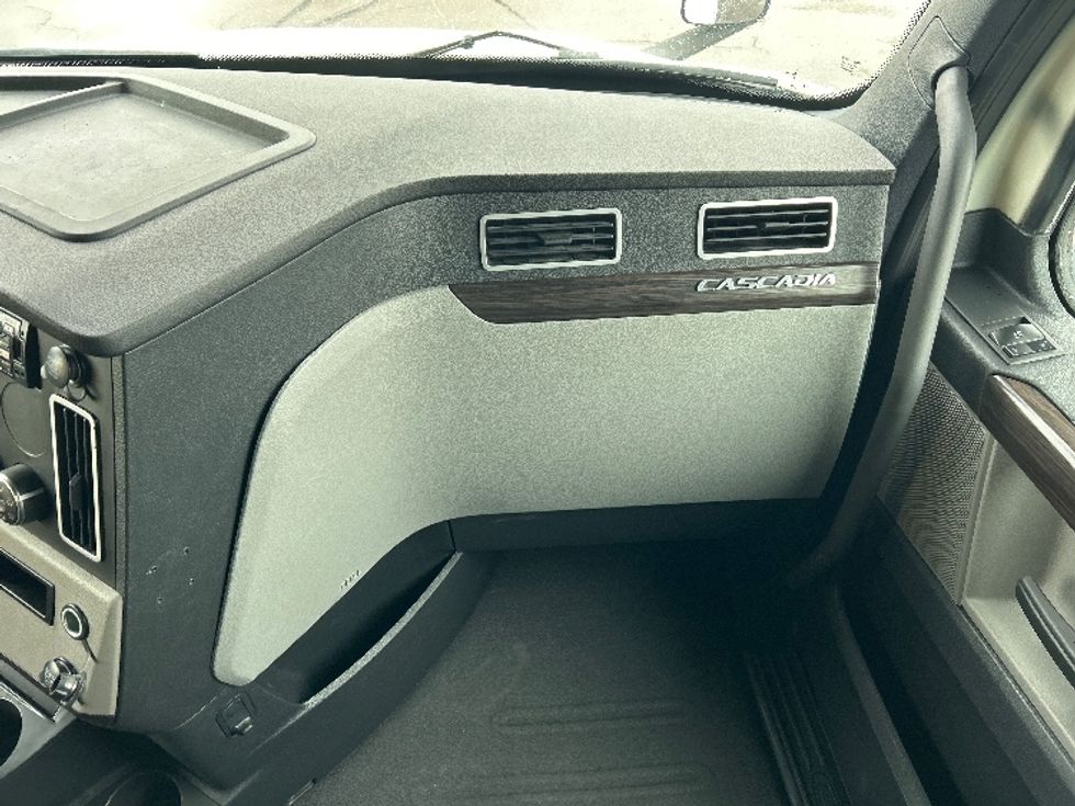 Sleeper Tractor-Heavy Duty Tractors-Freightliner-2019-T12664ST-Cambridge-ON-1,097,764\n\t\tkm-$ 55,500 - Image 14