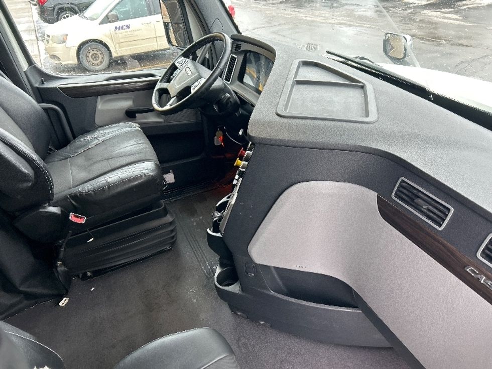 Sleeper Tractor-Heavy Duty Tractors-Freightliner-2019-T12664ST-Cambridge-ON-1,097,764\n\t\tkm-$ 55,500 - Image 15