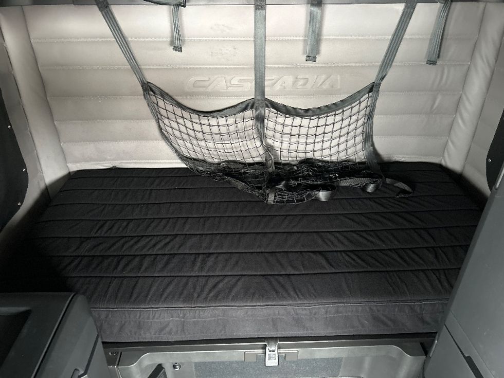 Sleeper Tractor-Heavy Duty Tractors-Freightliner-2019-T12664ST-Cambridge-ON-1,097,764\n\t\tkm-$ 55,500 - Image 16