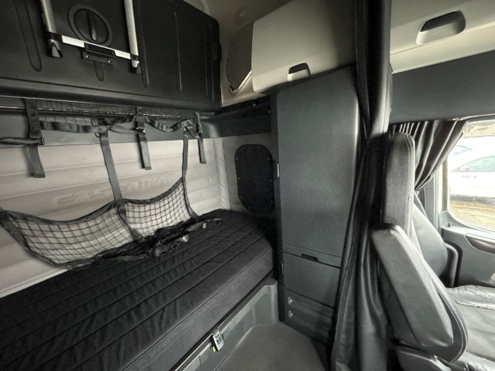 Sleeper Tractor-Heavy Duty Tractors-Freightliner-2019-T12664ST-Cambridge-ON-1,097,764\n\t\tkm-$ 55,500 - Image 18