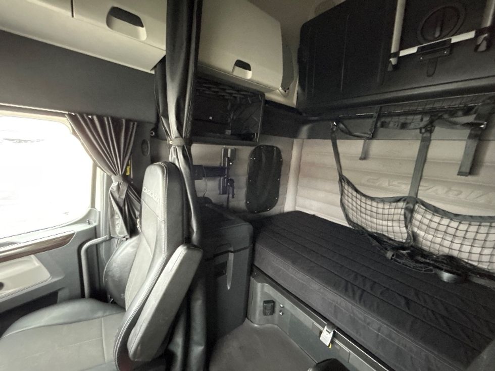 Sleeper Tractor-Heavy Duty Tractors-Freightliner-2019-T12664ST-Cambridge-ON-1,097,764\n\t\tkm-$ 55,500 - Image 19