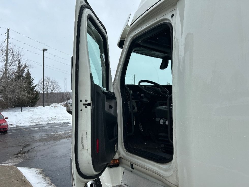 Sleeper Tractor-Heavy Duty Tractors-Freightliner-2019-T12664ST-Cambridge-ON-1,097,764\n\t\tkm-$ 55,500 - Image 9