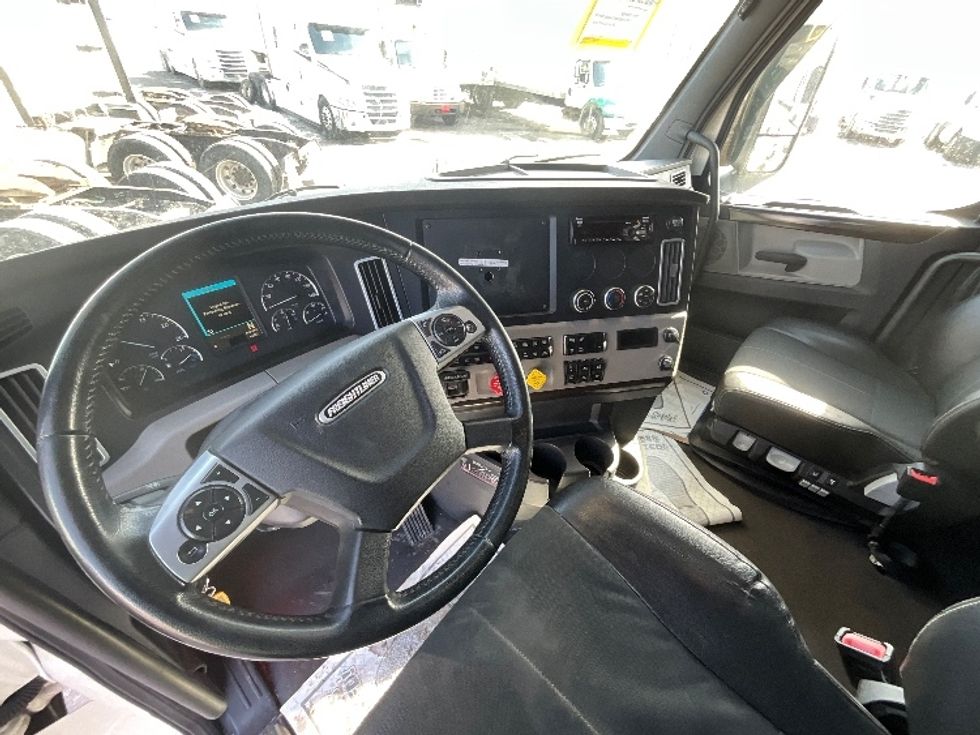 Sleeper Tractor-Heavy Duty Tractors-Freightliner-2019-T12664ST-Cambridge-ON-1,105,150\n\t\tkm-$ 55,250 - Image 10
