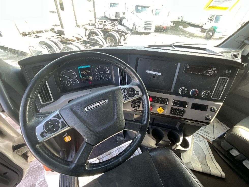 Sleeper Tractor-Heavy Duty Tractors-Freightliner-2019-T12664ST-Cambridge-ON-1,105,150\n\t\tkm-$ 55,250 - Image 11