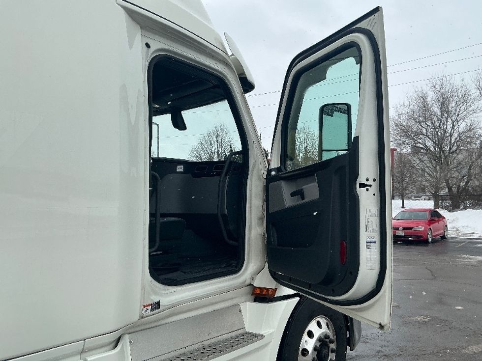 Sleeper Tractor-Heavy Duty Tractors-Freightliner-2019-T12664ST-Cambridge-ON-1,105,150\n\t\tkm-$ 55,250 - Image 13