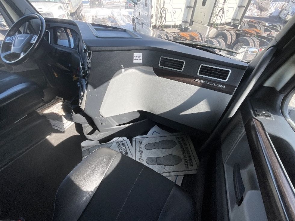 Sleeper Tractor-Heavy Duty Tractors-Freightliner-2019-T12664ST-Cambridge-ON-1,105,150\n\t\tkm-$ 55,250 - Image 15