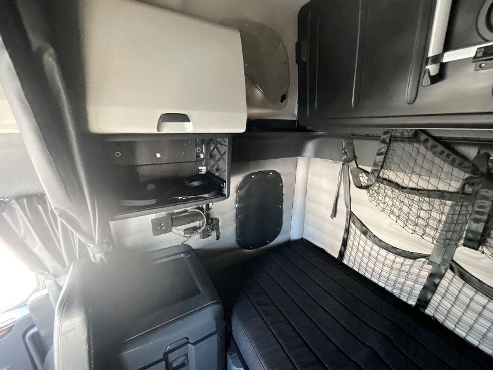 Sleeper Tractor-Heavy Duty Tractors-Freightliner-2019-T12664ST-Cambridge-ON-1,105,150\n\t\tkm-$ 55,250 - Image 19