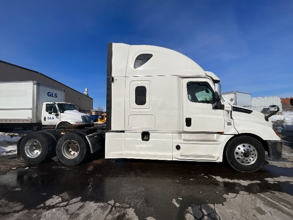 Sleeper Tractor-Heavy Duty Tractors-Freightliner-2019-T12664ST-Cambridge-ON-1,105,150\n\t\tkm-$ 55,250 - Image 8