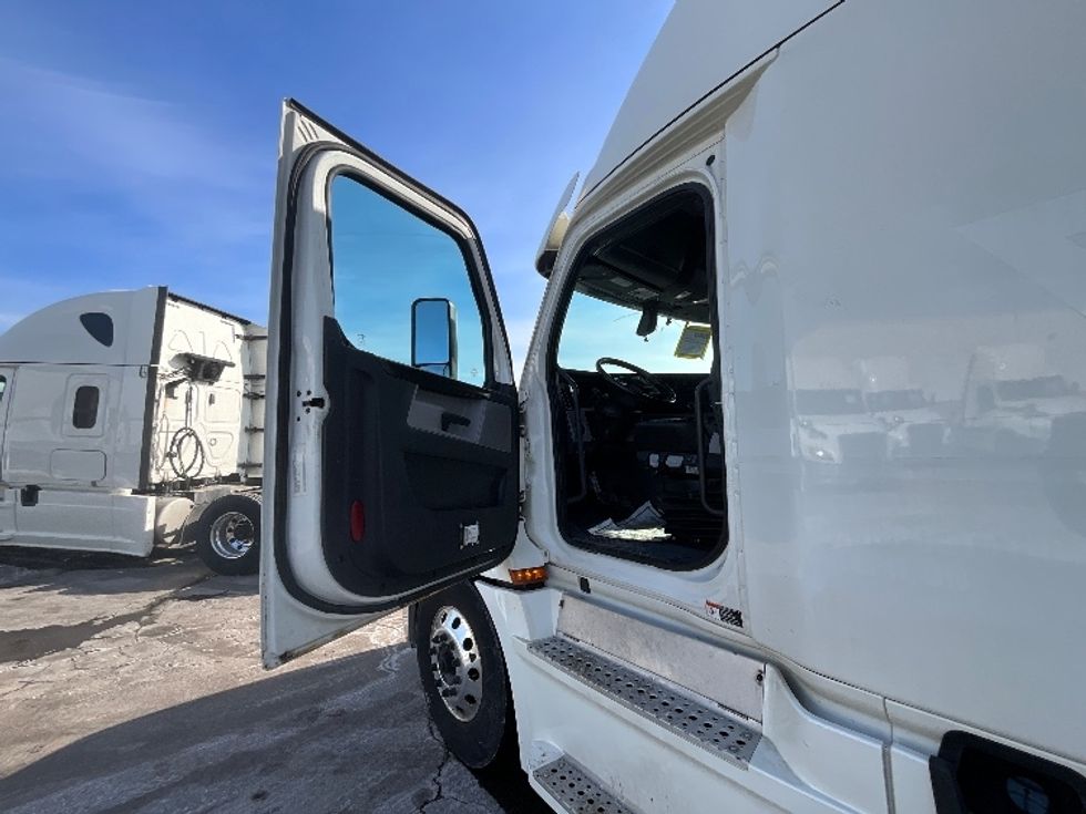 Sleeper Tractor-Heavy Duty Tractors-Freightliner-2019-T12664ST-Cambridge-ON-1,105,150\n\t\tkm-$ 55,250 - Image 9