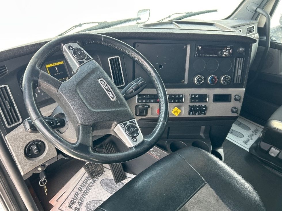 Sleeper Tractor-Heavy Duty Tractors-Freightliner-2019-T12664ST-Cambridge-ON-1,156,119\n\t\tkm-$ 51,750 - Image 10