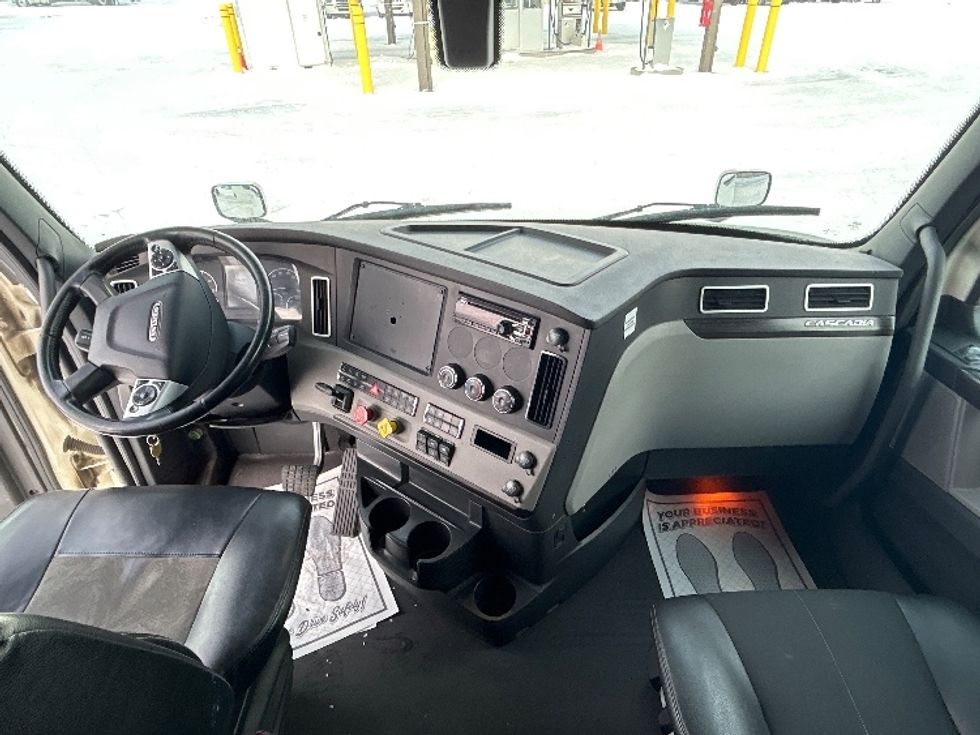 Sleeper Tractor-Heavy Duty Tractors-Freightliner-2019-T12664ST-Cambridge-ON-1,156,119\n\t\tkm-$ 51,750 - Image 12