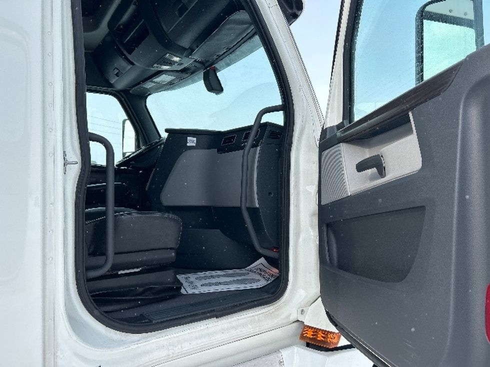 Sleeper Tractor-Heavy Duty Tractors-Freightliner-2019-T12664ST-Cambridge-ON-1,156,119\n\t\tkm-$ 51,750 - Image 13