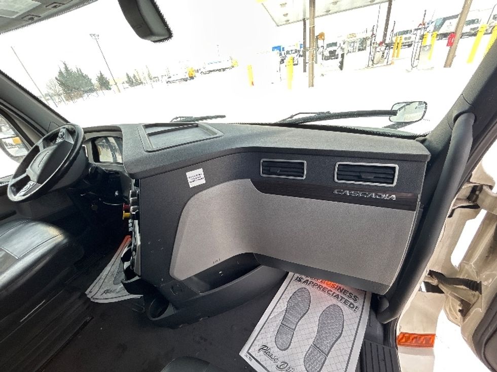 Sleeper Tractor-Heavy Duty Tractors-Freightliner-2019-T12664ST-Cambridge-ON-1,156,119\n\t\tkm-$ 51,750 - Image 14