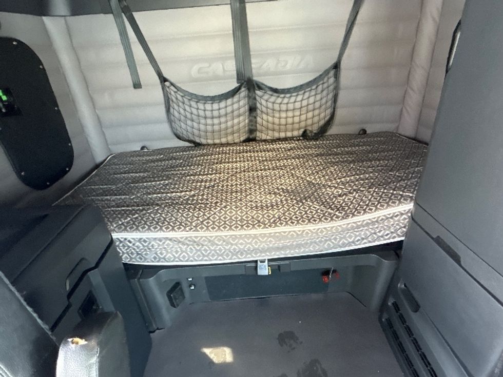 Sleeper Tractor-Heavy Duty Tractors-Freightliner-2019-T12664ST-Cambridge-ON-1,156,119\n\t\tkm-$ 51,750 - Image 16