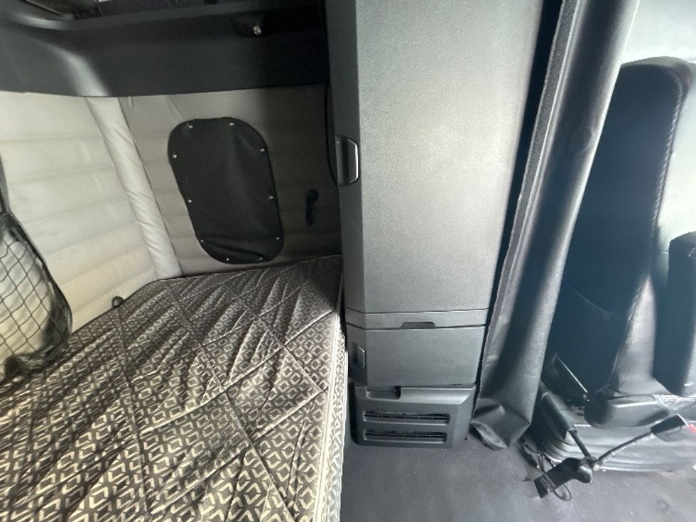 Sleeper Tractor-Heavy Duty Tractors-Freightliner-2019-T12664ST-Cambridge-ON-1,156,119\n\t\tkm-$ 51,750 - Image 18