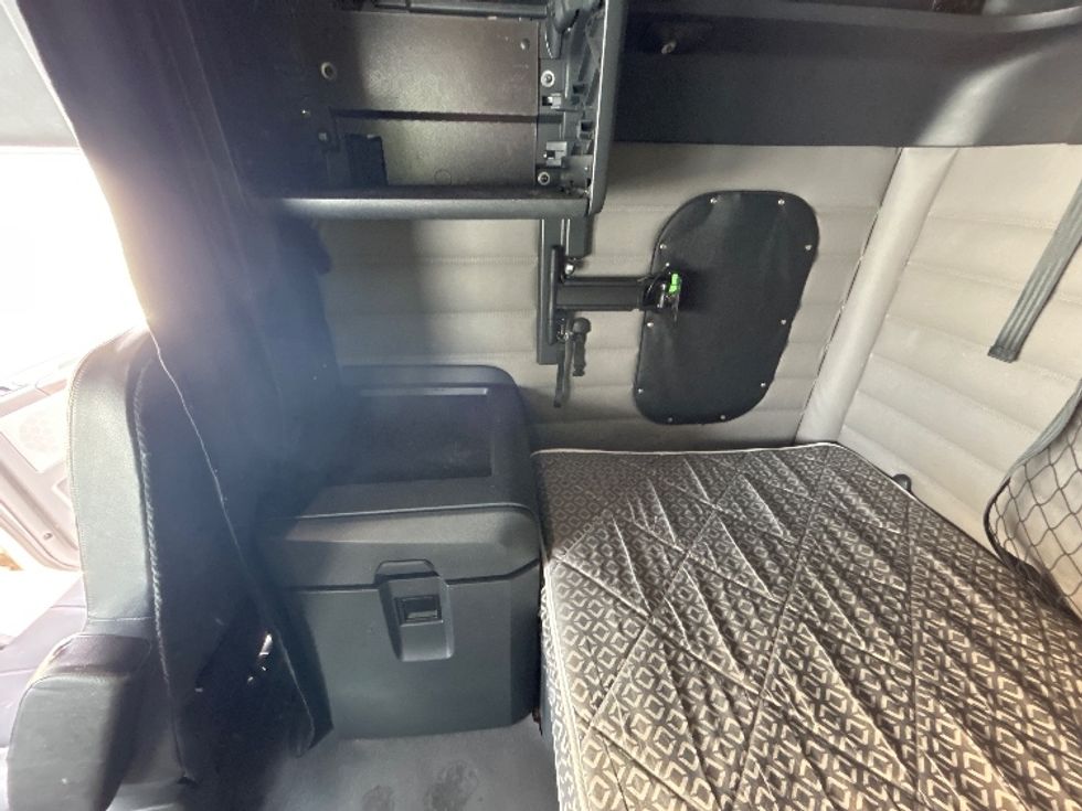 Sleeper Tractor-Heavy Duty Tractors-Freightliner-2019-T12664ST-Cambridge-ON-1,156,119\n\t\tkm-$ 51,750 - Image 19