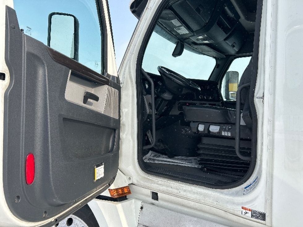 Sleeper Tractor-Heavy Duty Tractors-Freightliner-2019-T12664ST-Cambridge-ON-1,156,119\n\t\tkm-$ 51,750 - Image 9