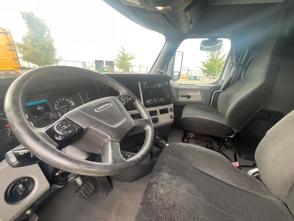 Sleeper Tractor-Heavy Duty Tractors-Freightliner-2019-T12664ST-Cambridge-ON-645,299\n\t\tkm-$ 68,750 - Image 10
