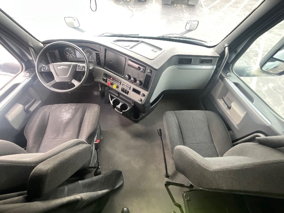 Sleeper Tractor-Heavy Duty Tractors-Freightliner-2019-T12664ST-Cambridge-ON-645,299\n\t\tkm-$ 68,750 - Image 12