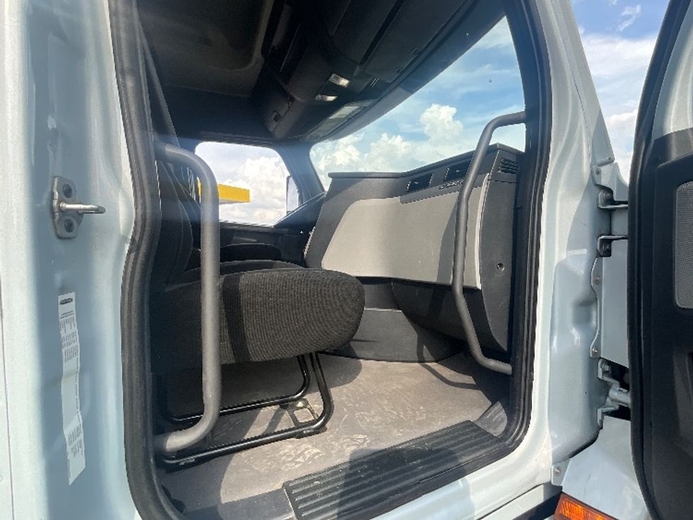 Sleeper Tractor-Heavy Duty Tractors-Freightliner-2019-T12664ST-Cambridge-ON-645,299\n\t\tkm-$ 68,750 - Image 13