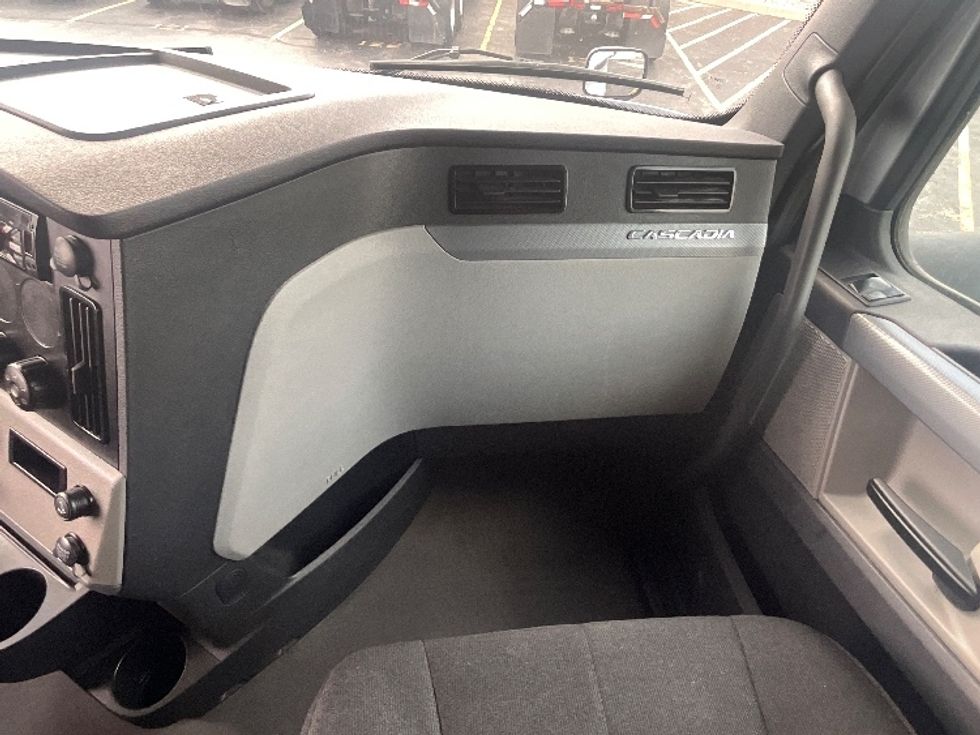 Sleeper Tractor-Heavy Duty Tractors-Freightliner-2019-T12664ST-Cambridge-ON-645,299\n\t\tkm-$ 68,750 - Image 14