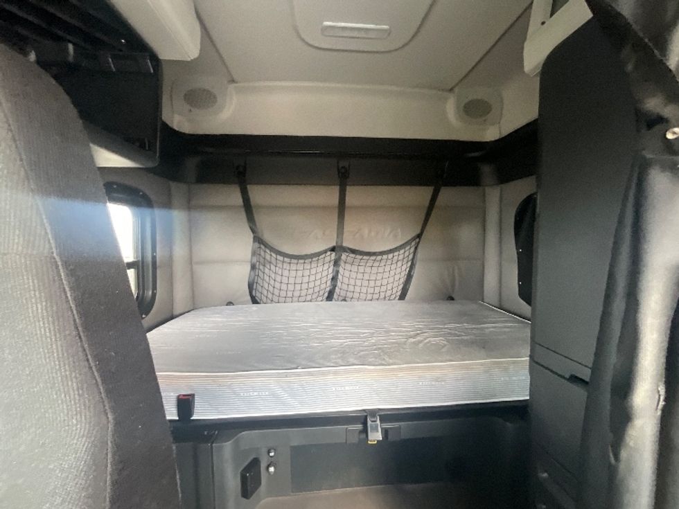 Sleeper Tractor-Heavy Duty Tractors-Freightliner-2019-T12664ST-Cambridge-ON-645,299\n\t\tkm-$ 68,750 - Image 16