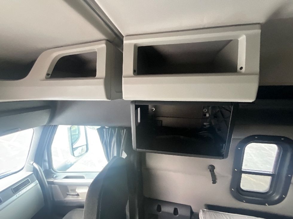 Sleeper Tractor-Heavy Duty Tractors-Freightliner-2019-T12664ST-Cambridge-ON-645,299\n\t\tkm-$ 68,750 - Image 19