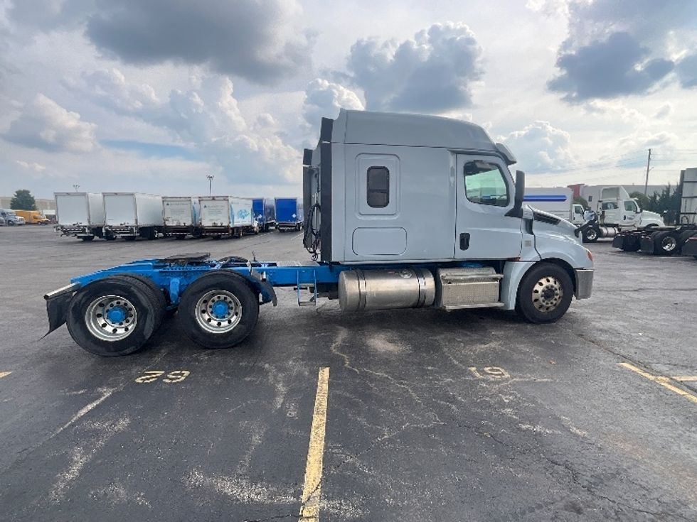 Sleeper Tractor-Heavy Duty Tractors-Freightliner-2019-T12664ST-Cambridge-ON-645,299\n\t\tkm-$ 68,750 - Image 8