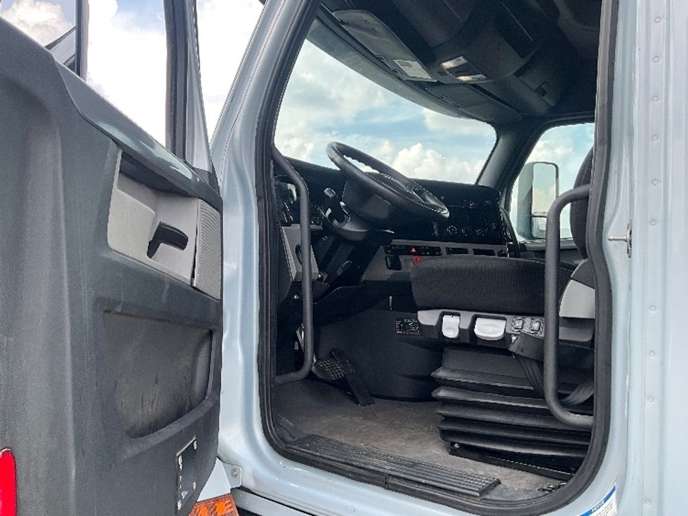 Sleeper Tractor-Heavy Duty Tractors-Freightliner-2019-T12664ST-Cambridge-ON-645,299\n\t\tkm-$ 68,750 - Image 9