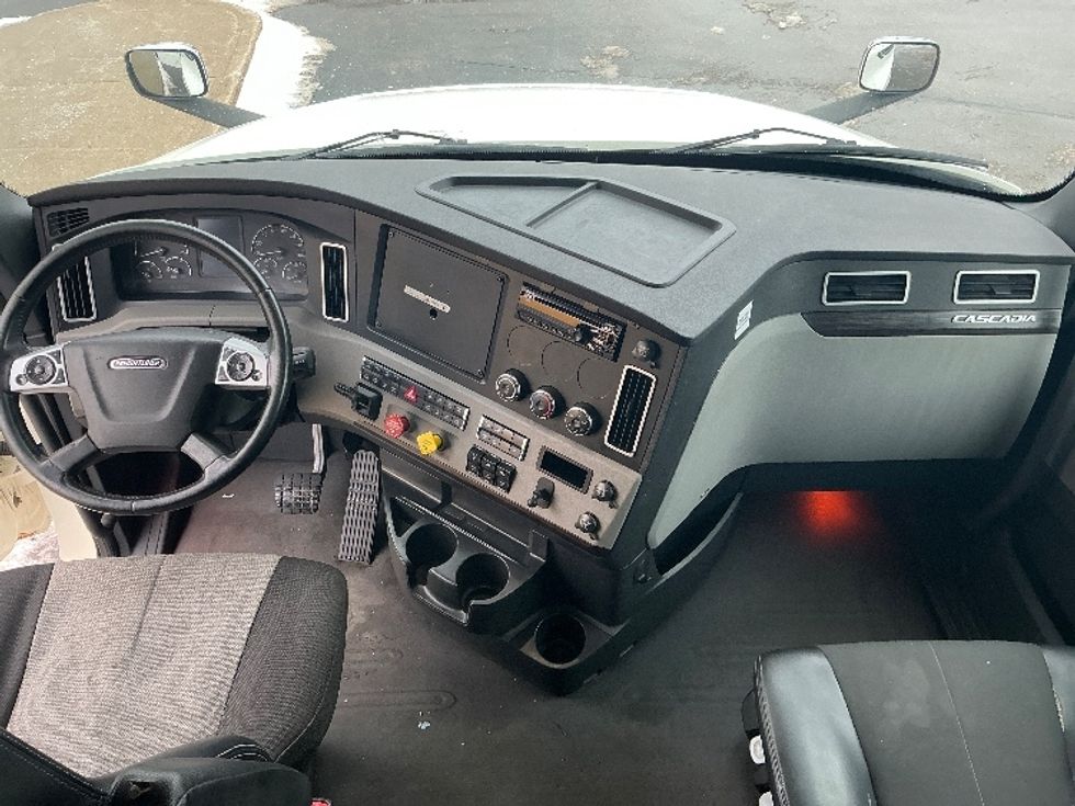 Sleeper Tractor-Heavy Duty Tractors-Freightliner-2019-T12664ST-Cambridge-ON-774,345\n\t\tkm-$ 70,500 - Image 12