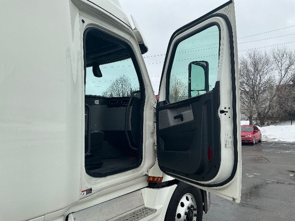 Sleeper Tractor-Heavy Duty Tractors-Freightliner-2019-T12664ST-Cambridge-ON-774,345\n\t\tkm-$ 70,500 - Image 13