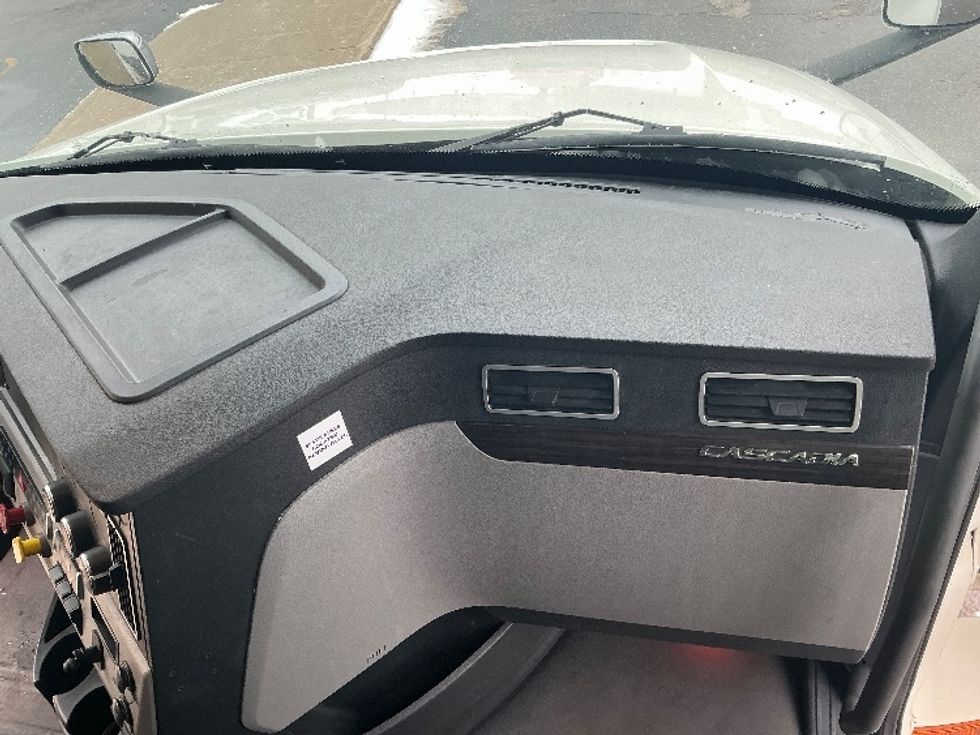 Sleeper Tractor-Heavy Duty Tractors-Freightliner-2019-T12664ST-Cambridge-ON-774,345\n\t\tkm-$ 70,500 - Image 14