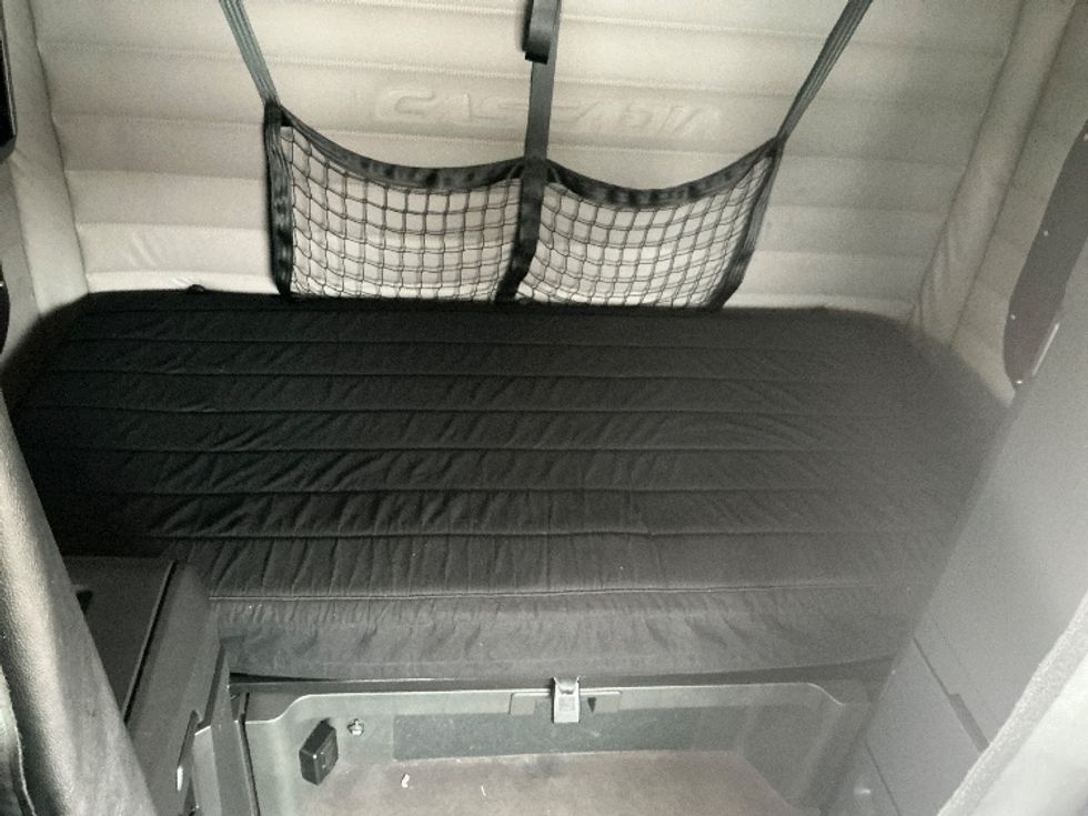 Sleeper Tractor-Heavy Duty Tractors-Freightliner-2019-T12664ST-Cambridge-ON-774,345\n\t\tkm-$ 70,500 - Image 16