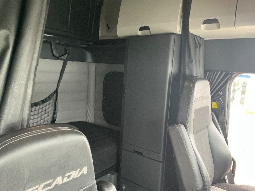 Sleeper Tractor-Heavy Duty Tractors-Freightliner-2019-T12664ST-Cambridge-ON-774,345\n\t\tkm-$ 70,500 - Image 17