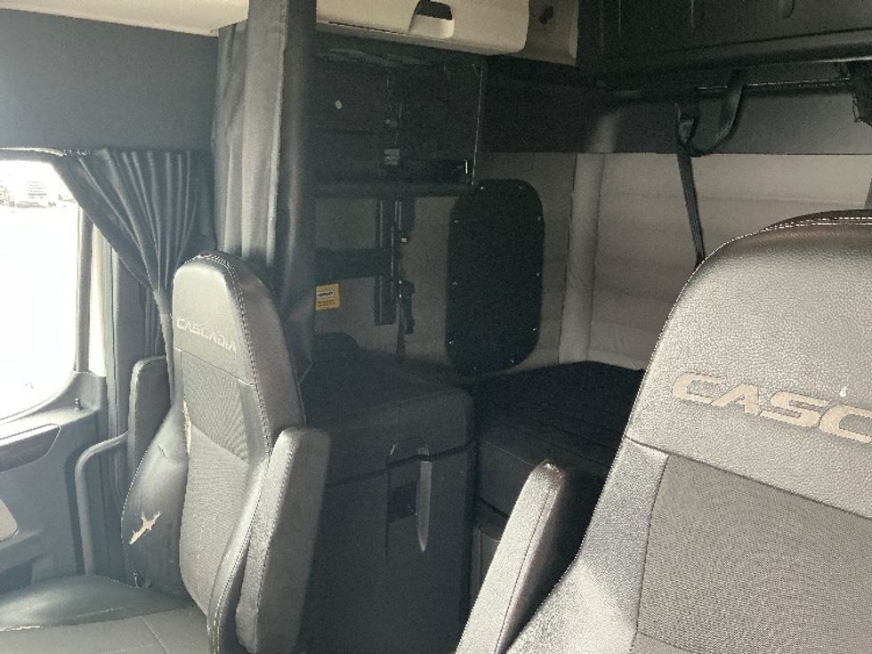 Sleeper Tractor-Heavy Duty Tractors-Freightliner-2019-T12664ST-Cambridge-ON-774,345\n\t\tkm-$ 70,500 - Image 18