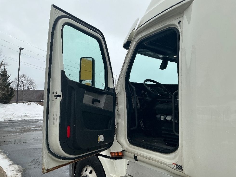 Sleeper Tractor-Heavy Duty Tractors-Freightliner-2019-T12664ST-Cambridge-ON-774,345\n\t\tkm-$ 70,500 - Image 9