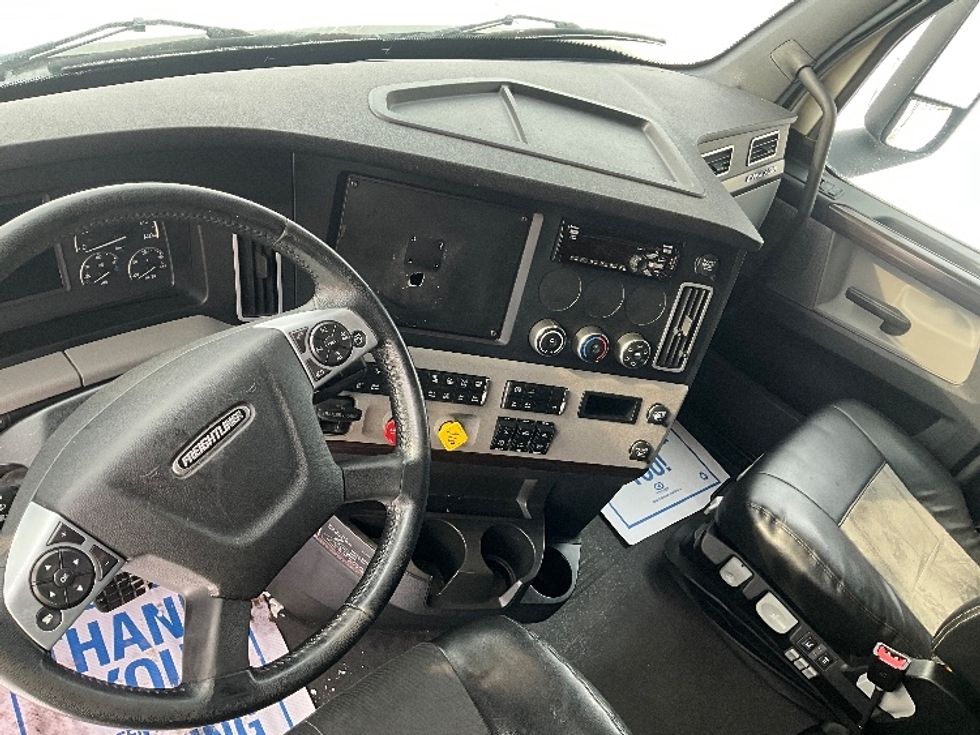 Sleeper Tractor-Heavy Duty Tractors-Freightliner-2019-T12664ST-Cambridge-ON-877,794\n\t\tkm-$ 66,000 - Image 10