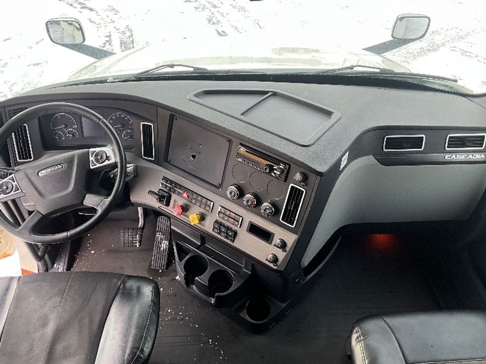 Sleeper Tractor-Heavy Duty Tractors-Freightliner-2019-T12664ST-Cambridge-ON-877,794\n\t\tkm-$ 66,000 - Image 12