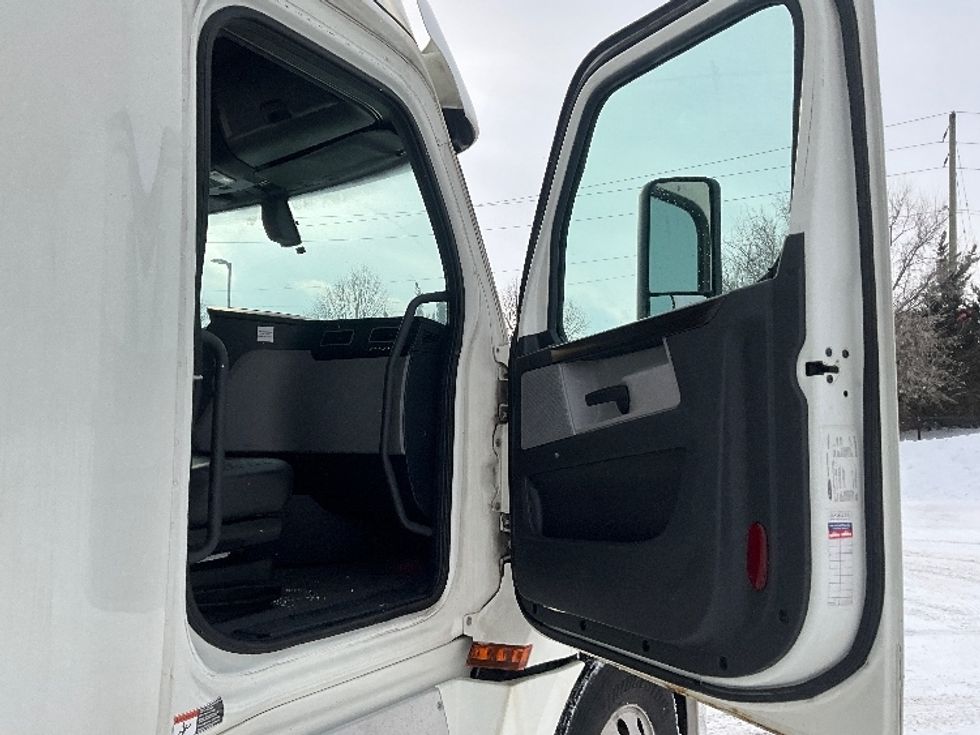 Sleeper Tractor-Heavy Duty Tractors-Freightliner-2019-T12664ST-Cambridge-ON-877,794\n\t\tkm-$ 66,000 - Image 13