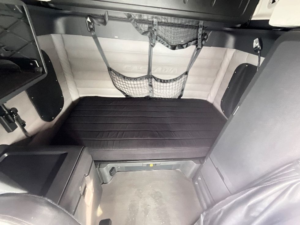 Sleeper Tractor-Heavy Duty Tractors-Freightliner-2019-T12664ST-Cambridge-ON-877,794\n\t\tkm-$ 66,000 - Image 16