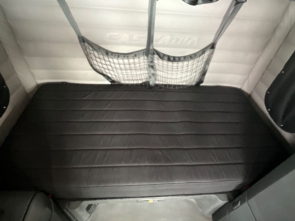 Sleeper Tractor-Heavy Duty Tractors-Freightliner-2019-T12664ST-Cambridge-ON-877,794\n\t\tkm-$ 66,000 - Image 17