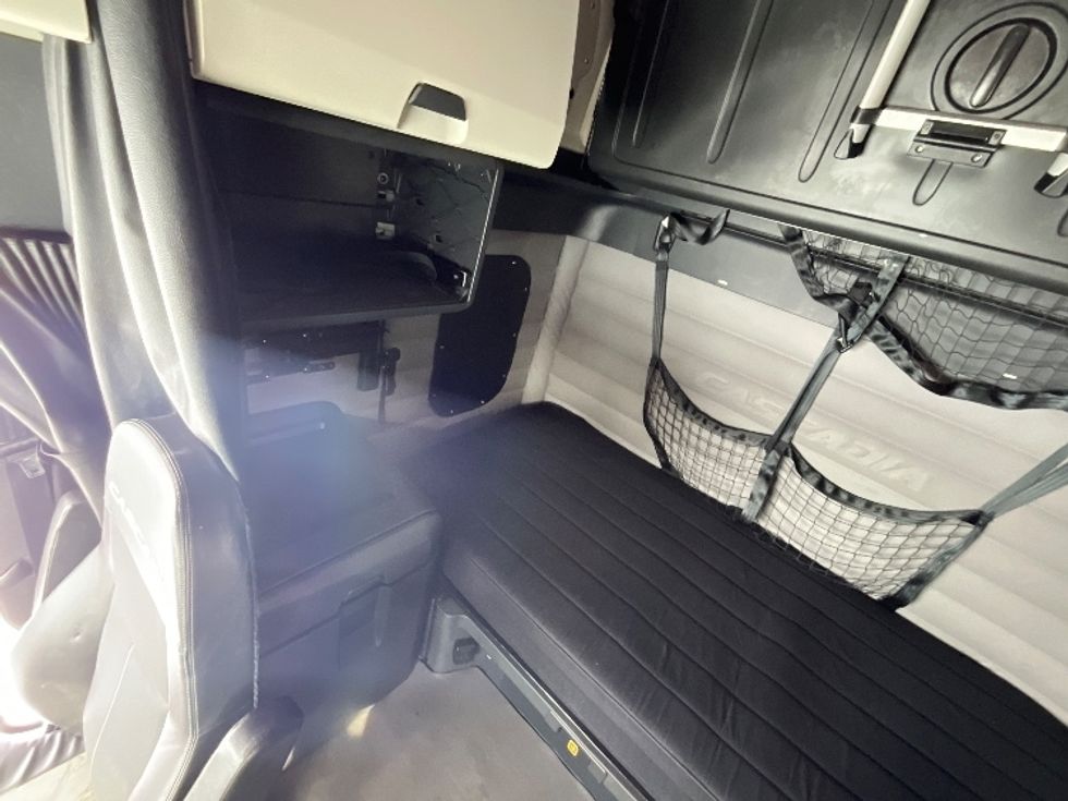 Sleeper Tractor-Heavy Duty Tractors-Freightliner-2019-T12664ST-Cambridge-ON-877,794\n\t\tkm-$ 66,000 - Image 18