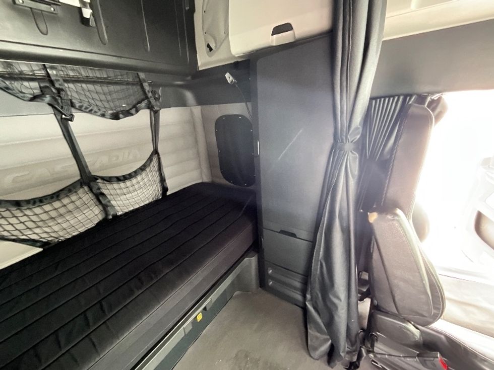 Sleeper Tractor-Heavy Duty Tractors-Freightliner-2019-T12664ST-Cambridge-ON-877,794\n\t\tkm-$ 66,000 - Image 19