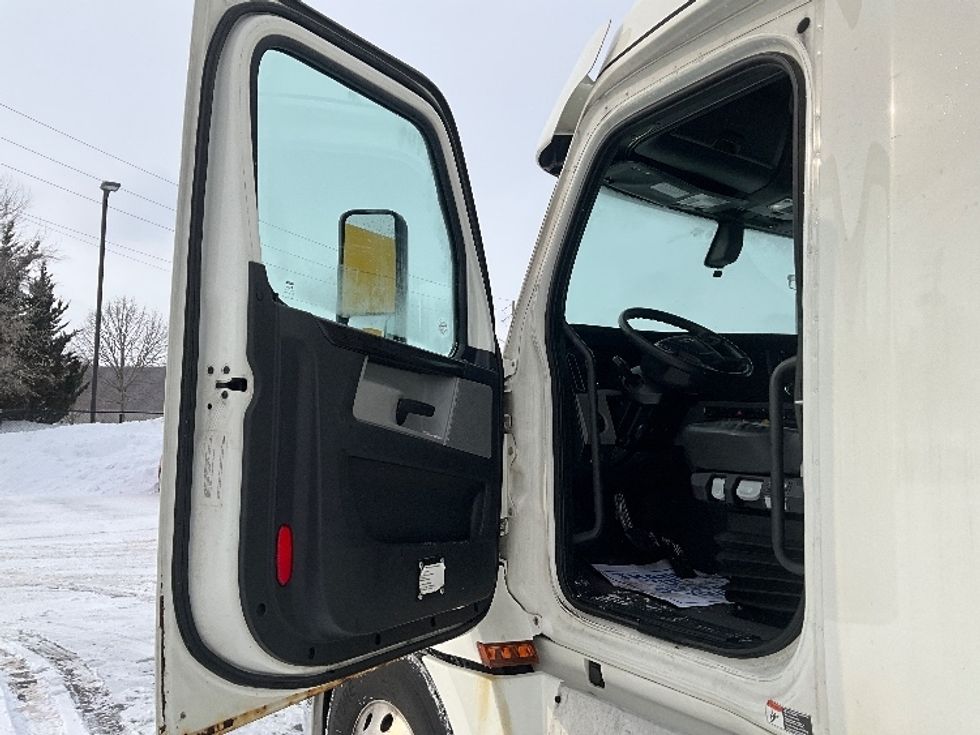 Sleeper Tractor-Heavy Duty Tractors-Freightliner-2019-T12664ST-Cambridge-ON-877,794\n\t\tkm-$ 66,000 - Image 9