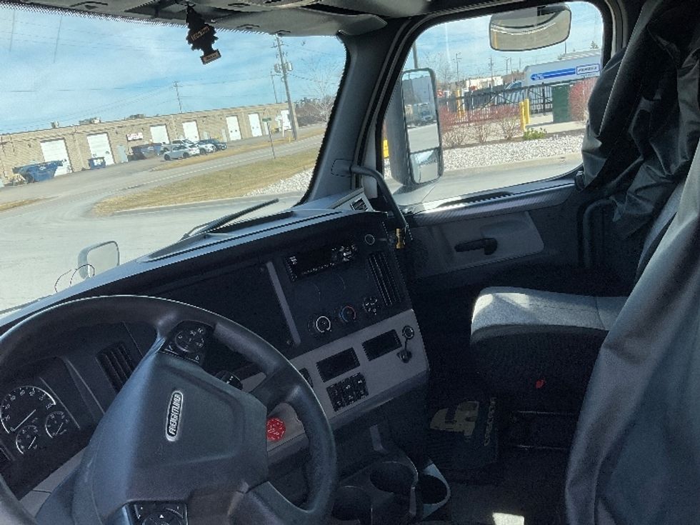 Sleeper Tractor-Heavy Duty Tractors-Freightliner-2019-T12664ST-Cambridge-ON-882,427\n\t\tkm-$ 61,250 - Image 10