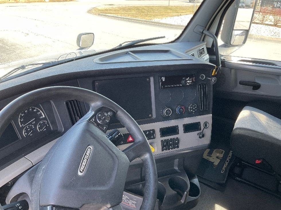 Sleeper Tractor-Heavy Duty Tractors-Freightliner-2019-T12664ST-Cambridge-ON-882,427\n\t\tkm-$ 61,250 - Image 11